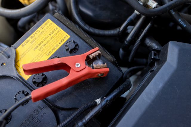 battery sparks when connecting jumper cables