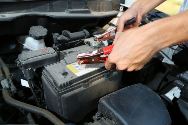 battery sparks when connecting negative terminal